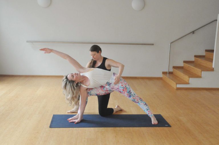 Ajustes verbales en yoga