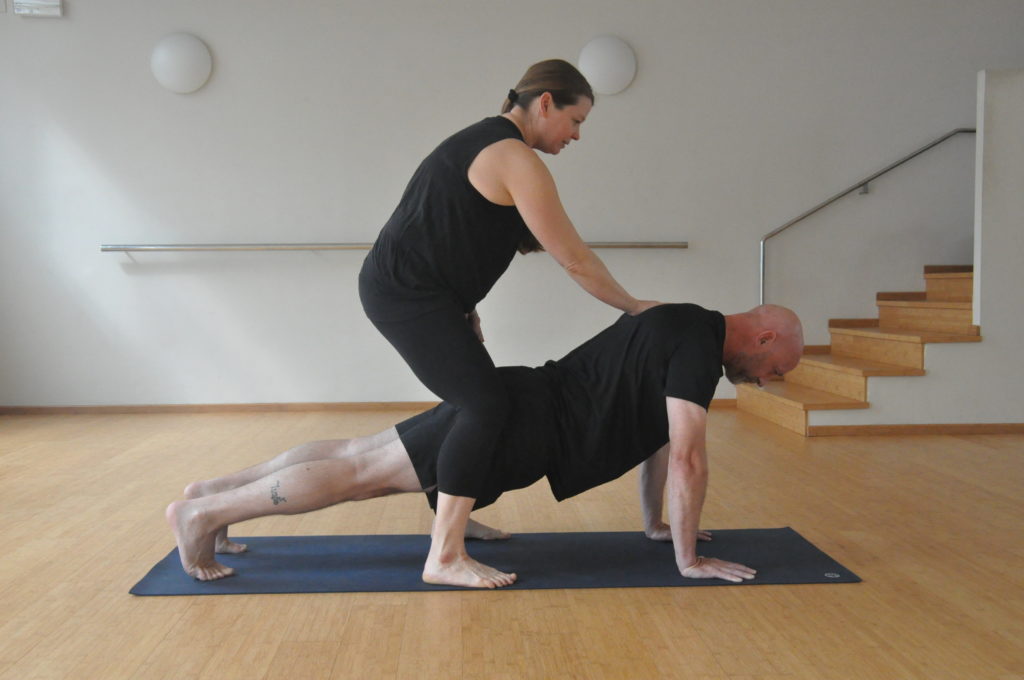 Ajustes físicos en yoga